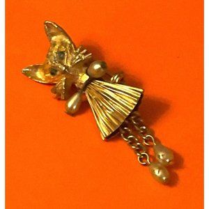 Vintage Cat Brooch Unsigned Green Rhinestone Eyes Faux? Pearl Feet Costume Jewel